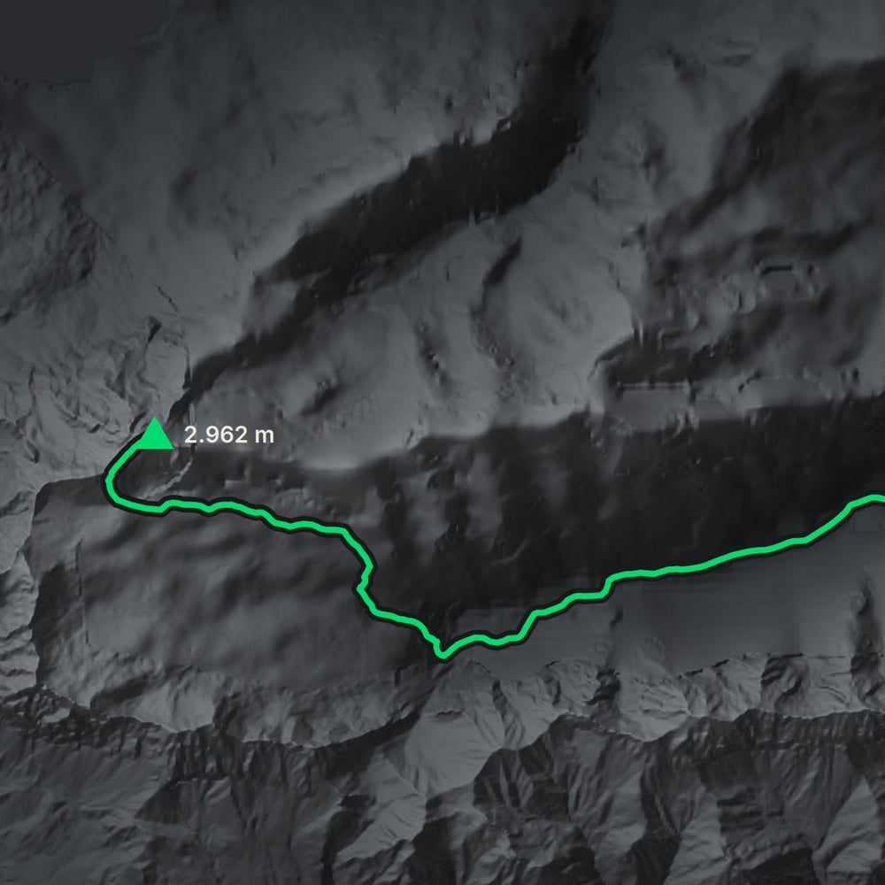 Nahaufnahme der leuchtenden Route mit Gipfelmarkierung auf dem dunklen Relief im Stil Nacht