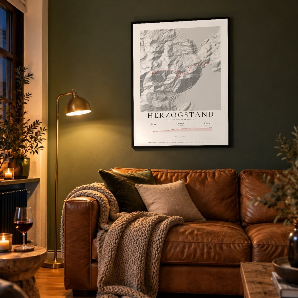 Reliefposter Herzogstand im Stil Papier an einer dunkelgrünen Wand über einem Ledersofa