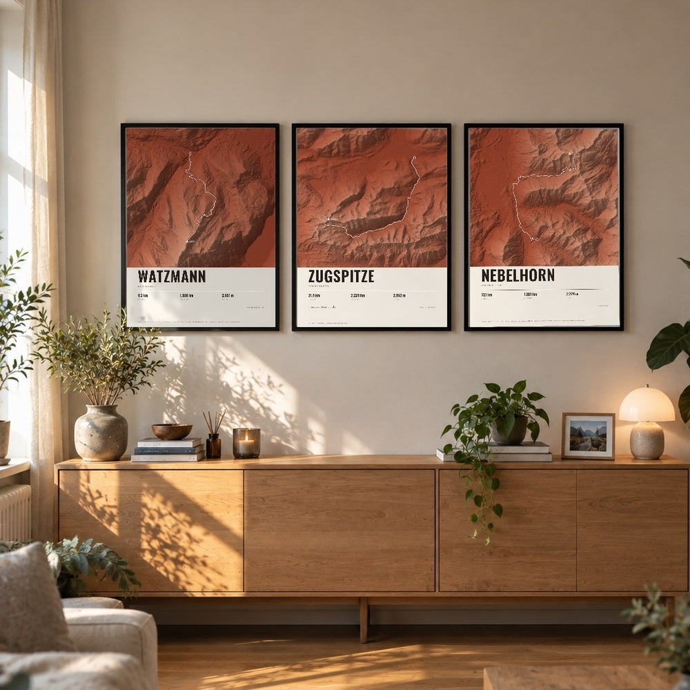Drei Reliefposter Watzmann, Zugspitze und Nebelhorn im Stil Terra als Serie über einem Sideboard
